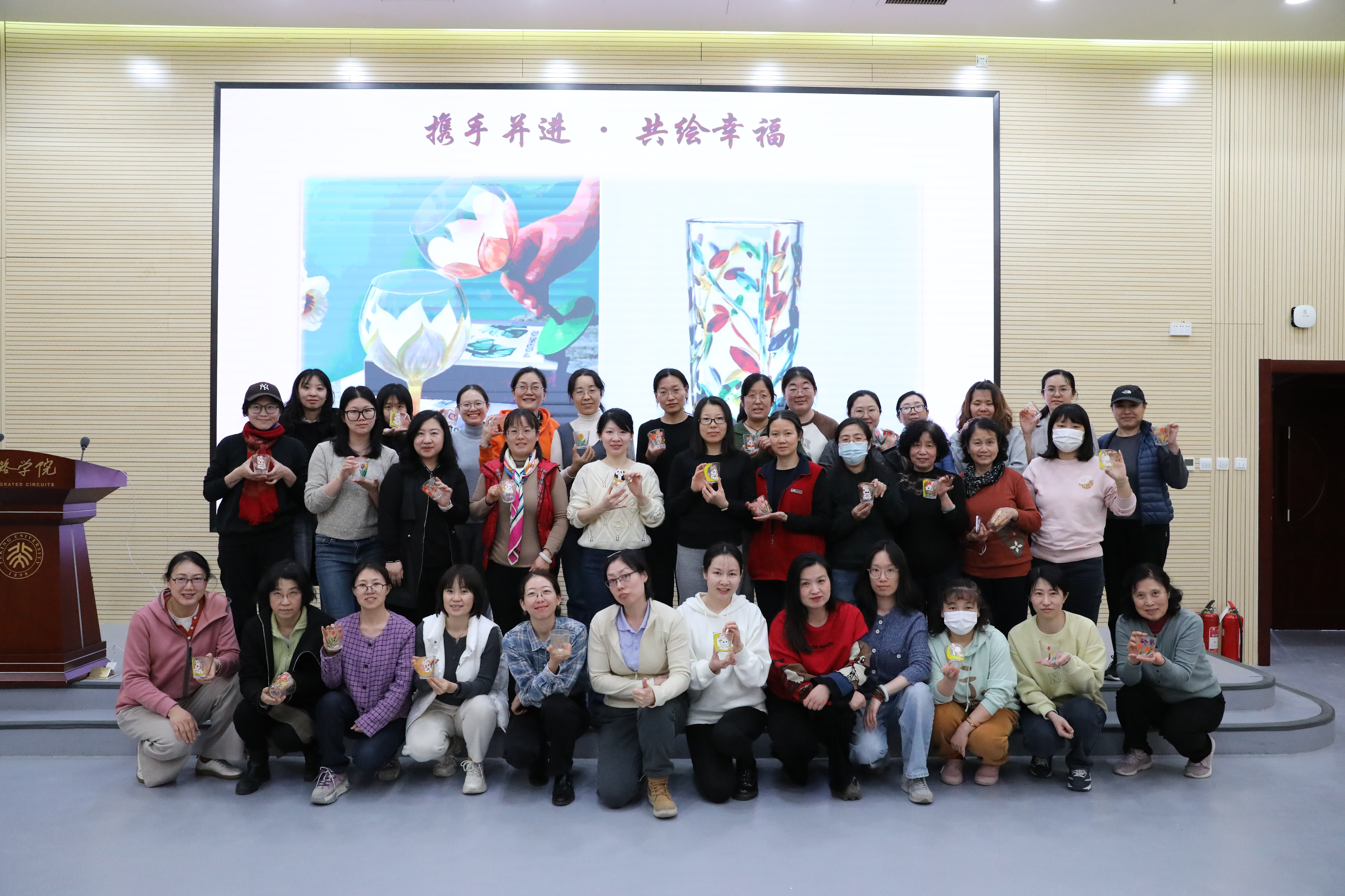 20250304“彩绘琉璃，芯光璀璨”-blh漫画
工会“共绘幸福”玻璃杯彩绘活动.JPG